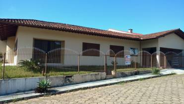 Casas - Linda Casa Plana Localizada em Rua Sem Sada